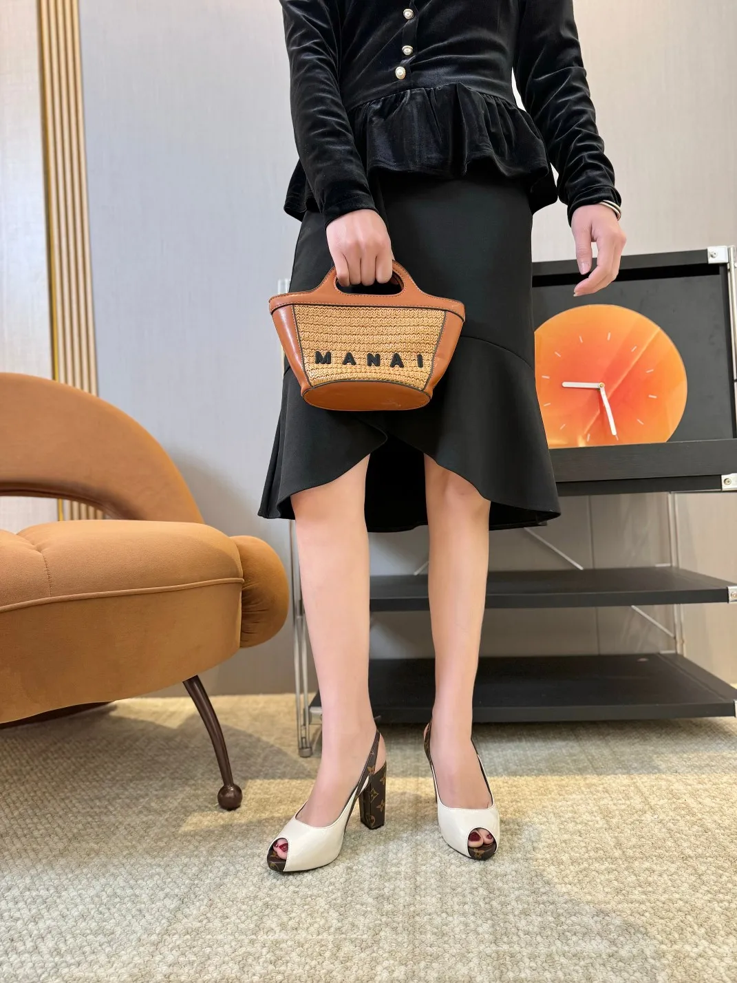 👟👟Ex-factory price 400👟👟 Louis Vuitton Louis Vuitton, 2025 high-heeled sandals, modern and fashionable in one! Release a powerful aura like a queen and capture everyone's attention instantly! Fabric: LV classic presbyopia + patent leather Lining/foot pads: imported lambskin Heel height 9.5cm; Front platform: 1.5cm Code number: 35-41